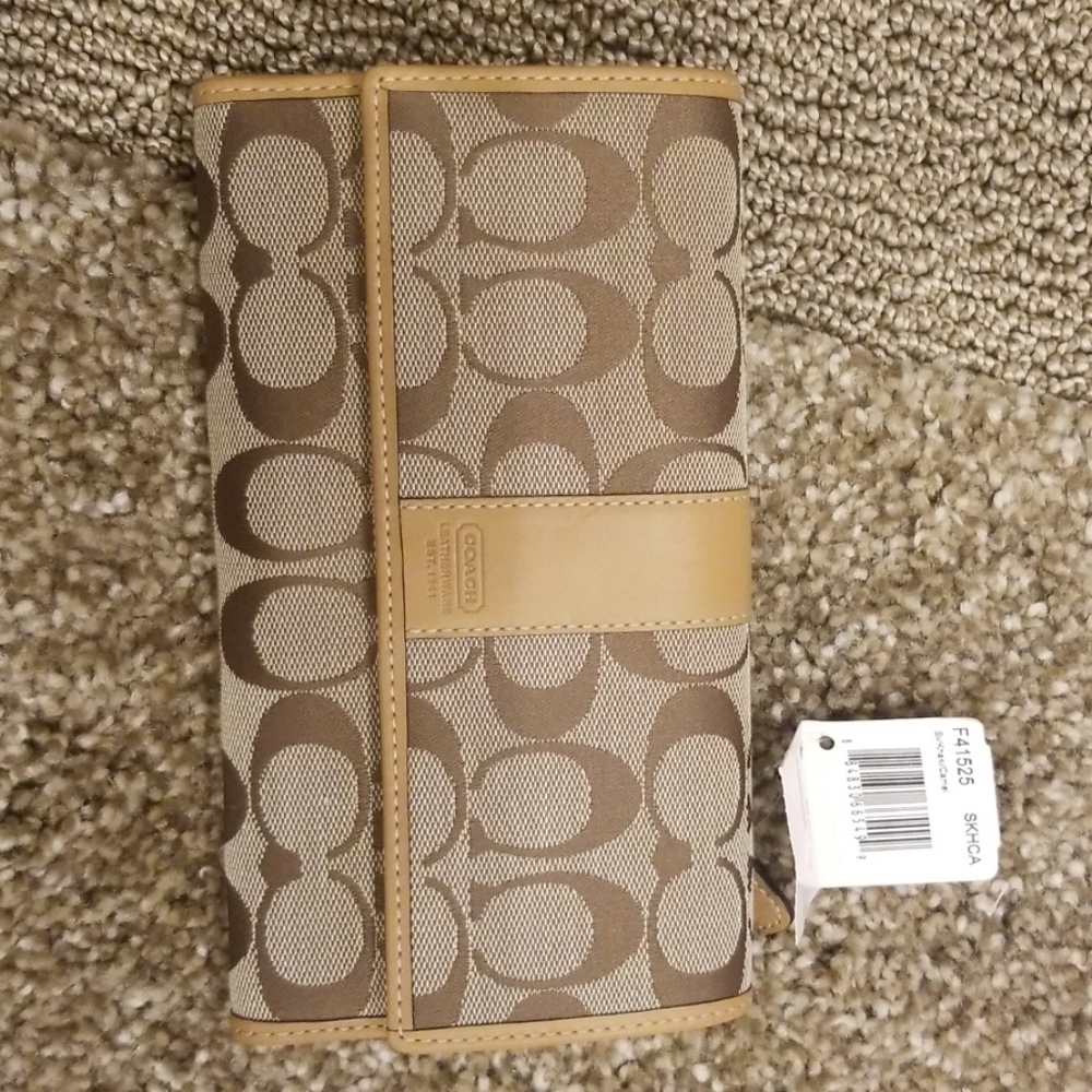 BNWT Authentic Coach Signature slim envelope